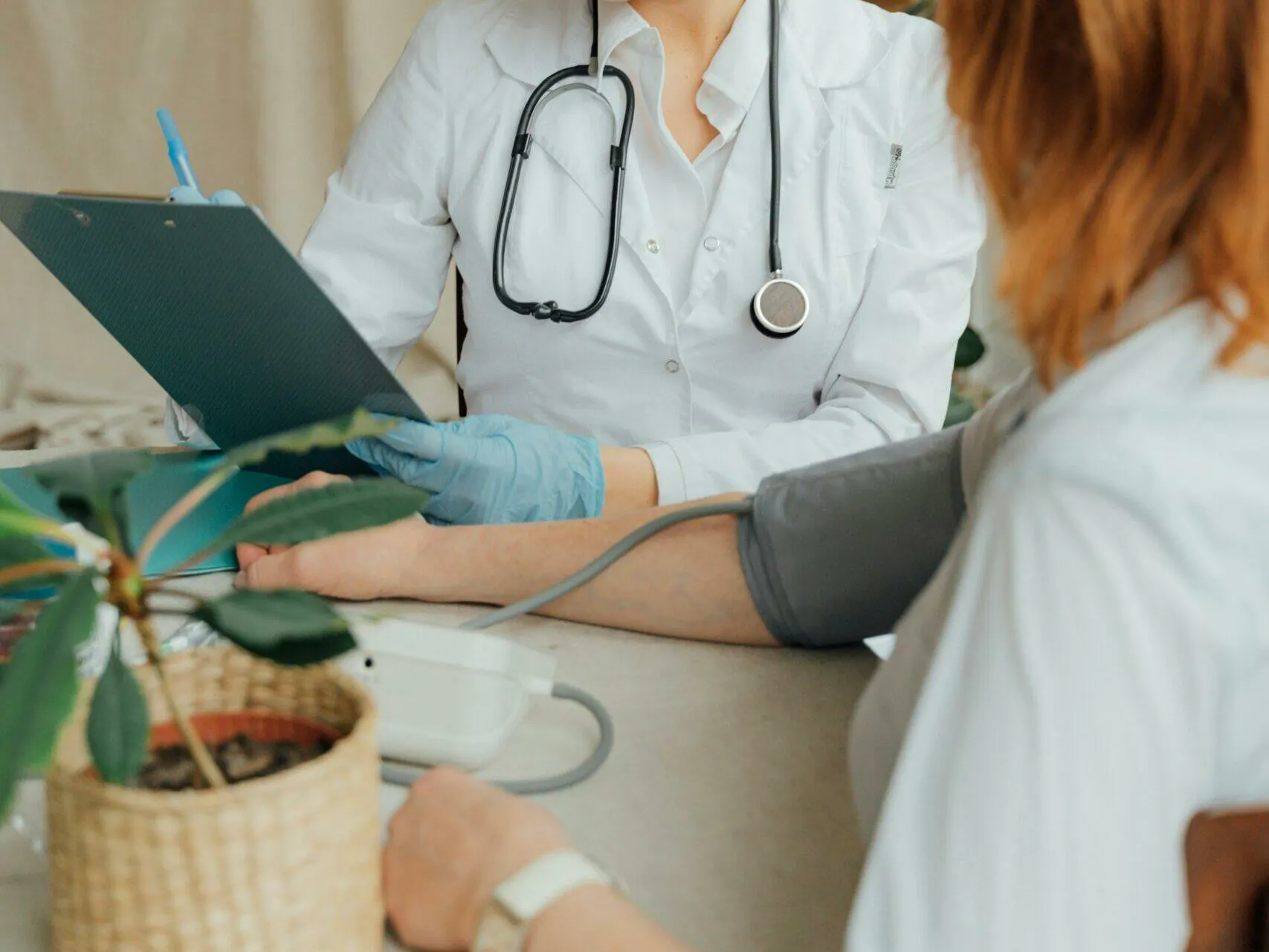 Nurse practitioner student concentrating while studying for the FNP exam