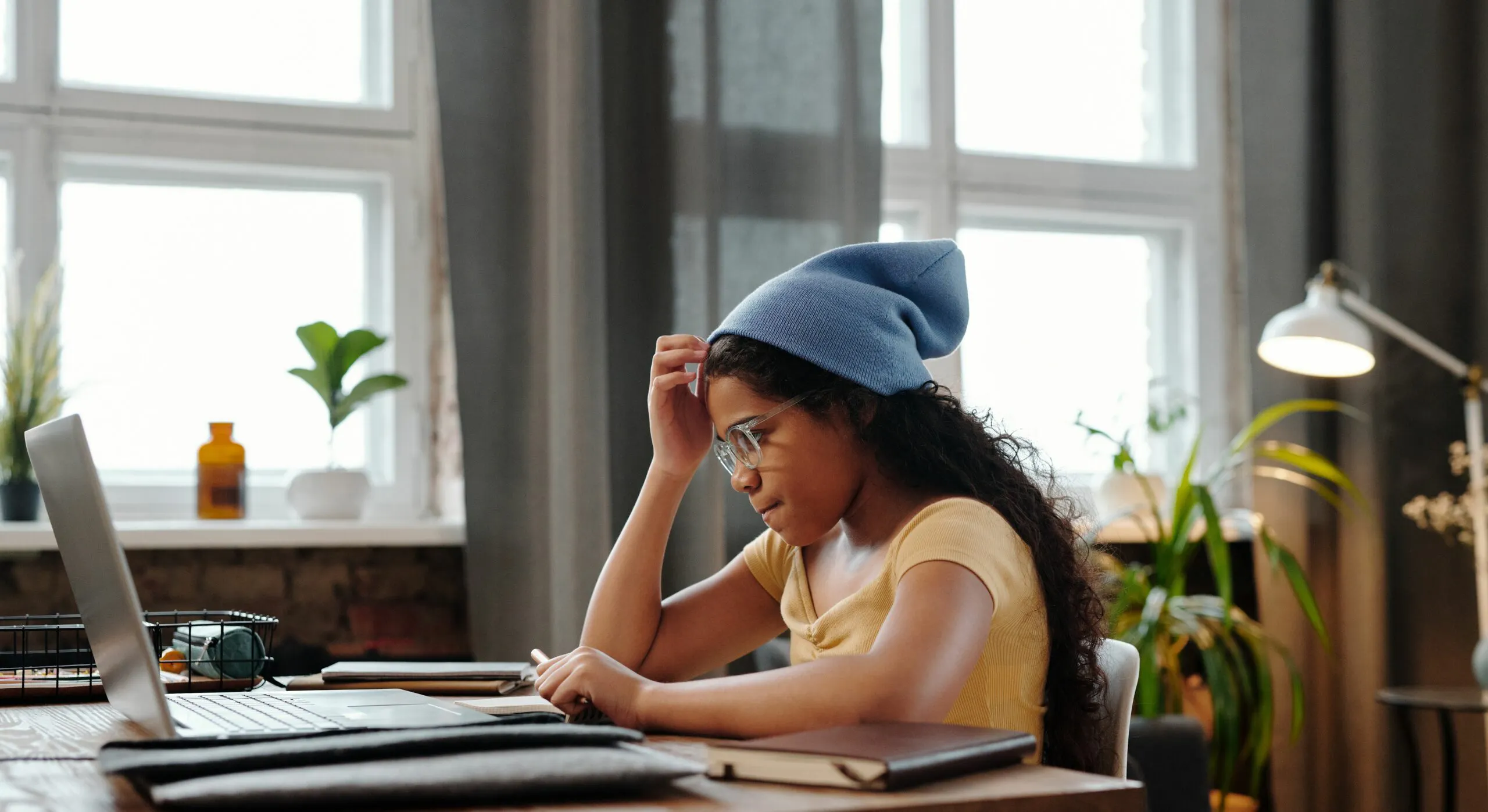 Nurse practitioner student concentrating while studying for the FNP exam